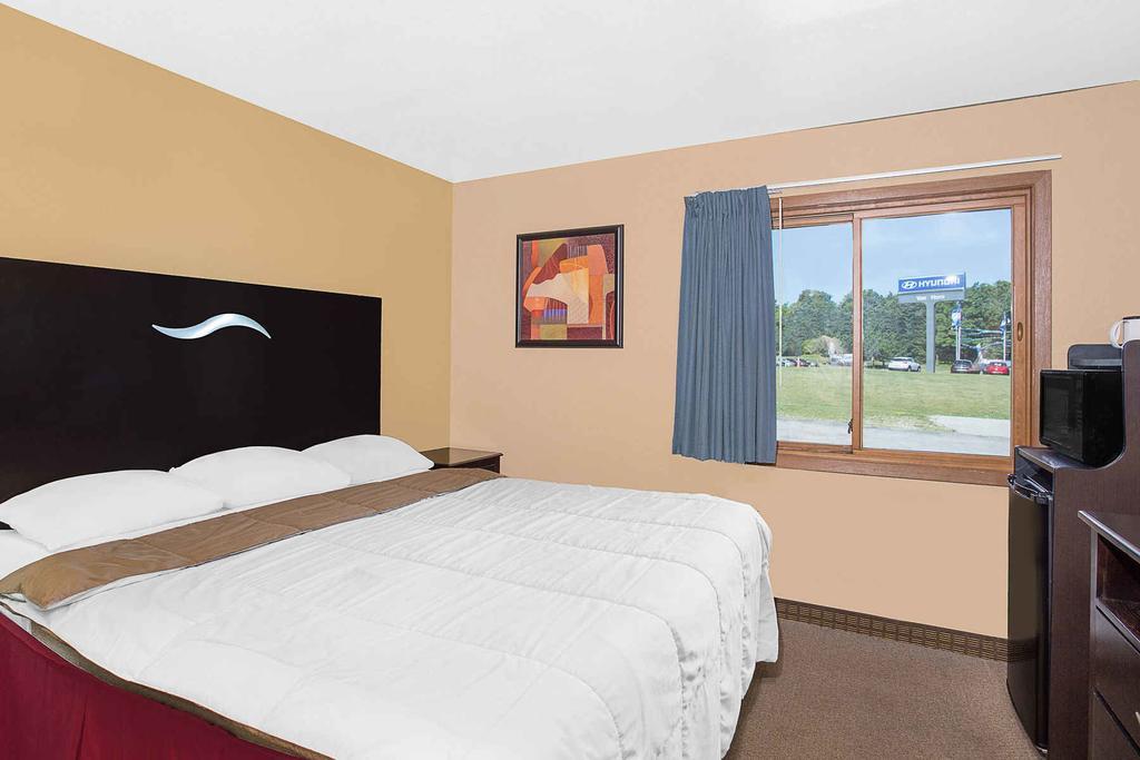 Super 8 By Wyndham Sheboygan Wi Motel Eksteriør billede